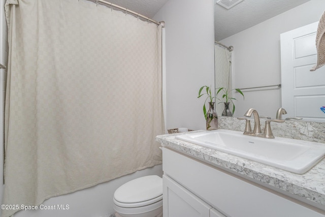 full bath with vanity, toilet, a textured ceiling, shower / bath combo with shower curtain, and visible vents
