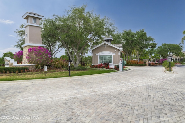 view of front of property with curved driveway and stucco siding