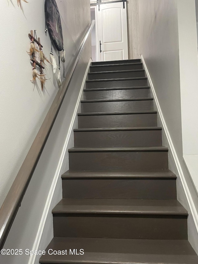stairway featuring a barn door