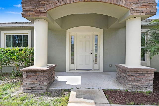 view of exterior entry featuring stucco siding