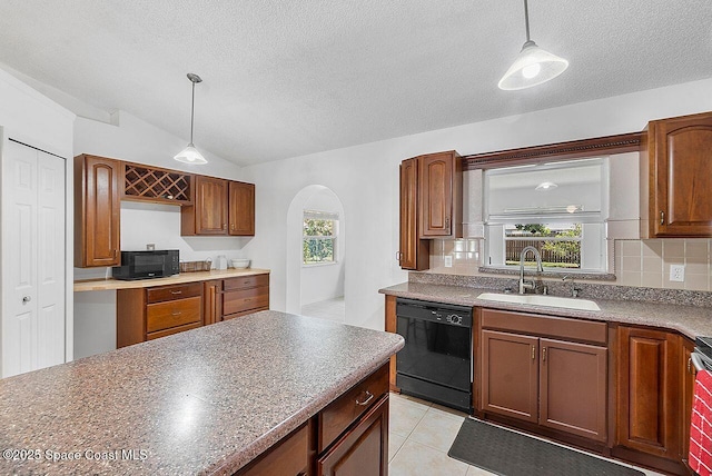 1500 Gardenton St NW Unit 44, Palm Bay, FL 32907 - kitchen featuring black appliances, a sink, vaulted ceiling, a textured ceiling, and pendant lighting