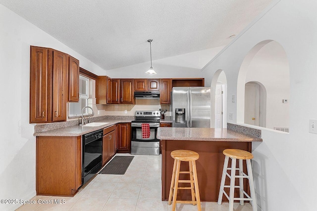 1500 Gardenton St NW Unit 44, Palm Bay, FL 32907 - kitchen with stainless steel appliances, a sink, vaulted ceiling, a textured ceiling, and a breakfast bar