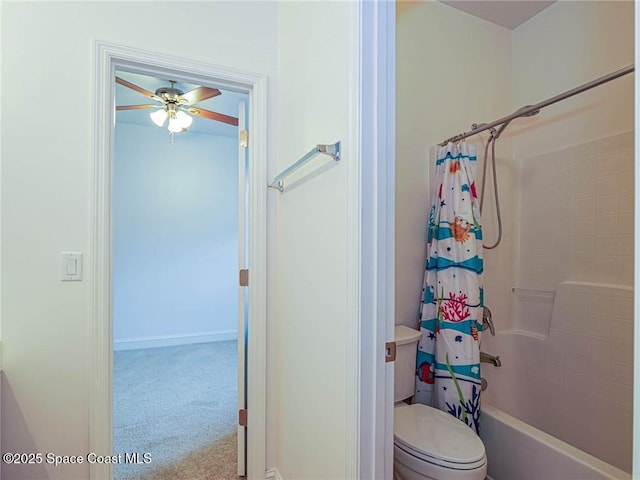 full bath featuring toilet, ceiling fan, baseboards, and shower / bath combo