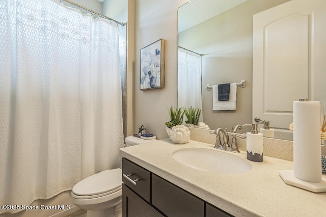 7447 Bluemink Ln, Melbourne, FL 32940 - full bathroom featuring toilet, vanity, and curtained shower