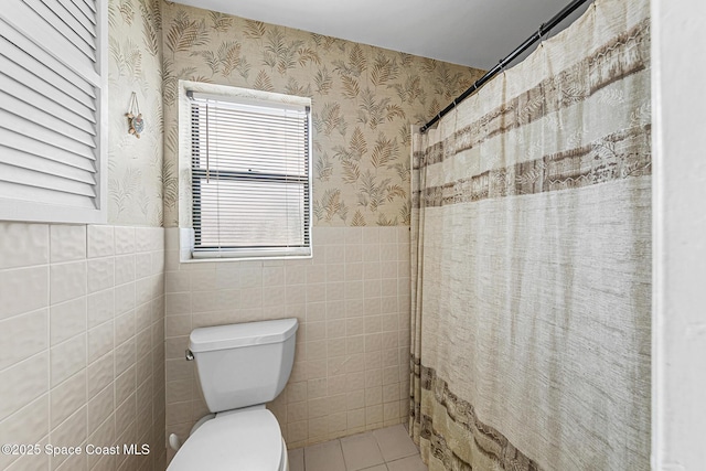 107 Algonquin Ter, Indian Harbour Beach, FL 32937 - full bathroom featuring wallpapered walls, wainscoting, tile patterned flooring, toilet, and a shower with curtain