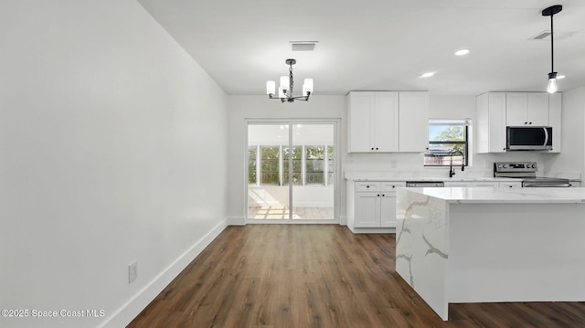 kitchen featuring appliances with stainless steel finishes, a chandelier, baseboards, dark wood-type flooring, and visible vents