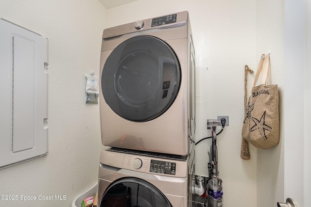 10033 W Verona Cir, Vero Beach, FL 32966 - washroom featuring laundry area and stacked washing maching and dryer