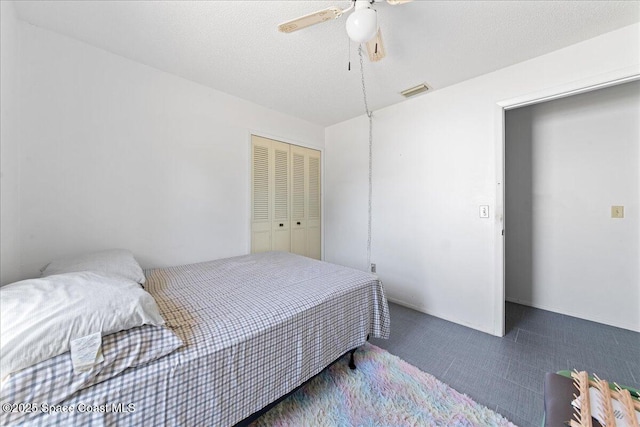 bedroom featuring ceiling fan, visible vents, and a closet