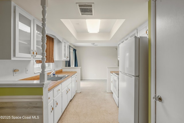 621 Plymouth St, Melbourne, FL 32935 - kitchen featuring visible vents, light countertops, a raised ceiling, a sink, and white appliances