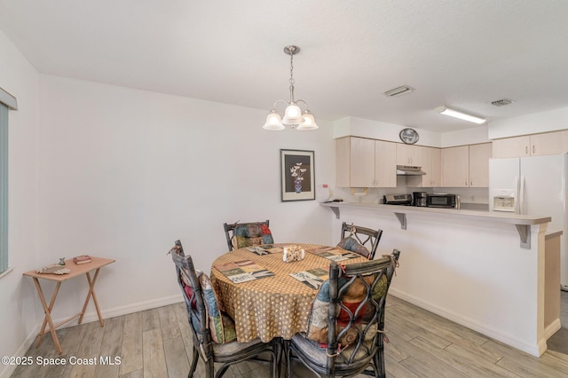 dining area featuring light wood-style floors, baseboards, a chandelier, and visible vents