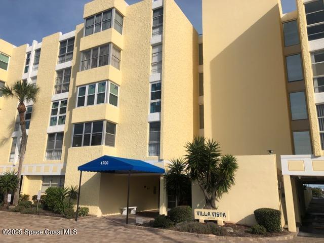 view of apartment building / complex