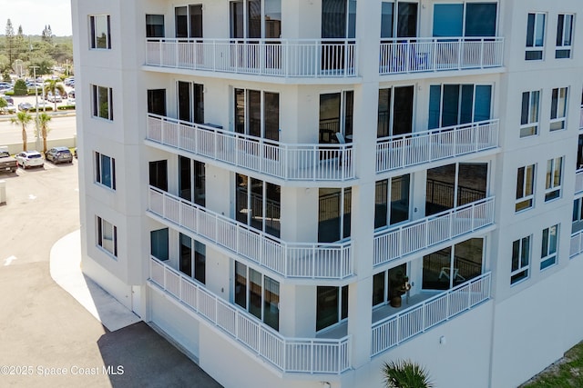 view of apartment building / complex