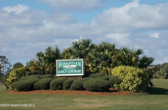 community sign with a lawn