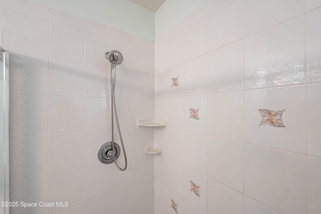 full bathroom featuring a tile shower