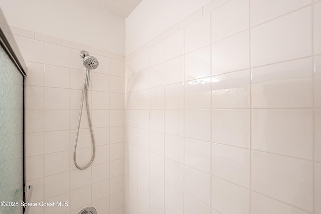full bath with tiled shower