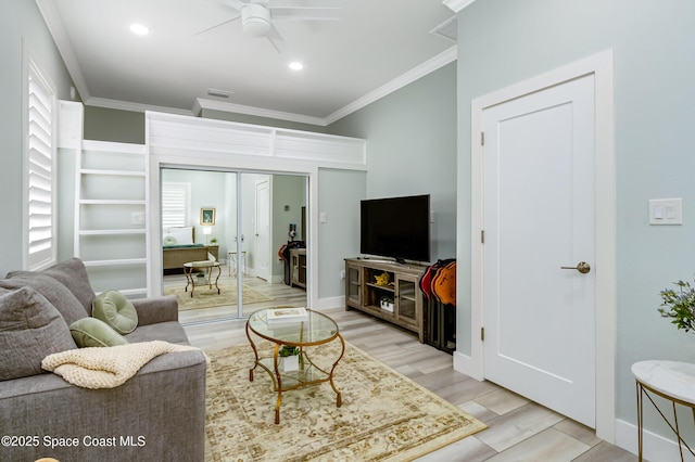 living area with a ceiling fan, crown molding, baseboards, light wood-style floors, and recessed lighting