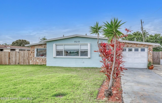 view of front of house featuring fence, stucco siding, concrete driveway, and a front yard