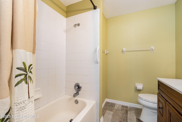full bathroom featuring shower / bath combo with shower curtain, baseboards, toilet, and vanity