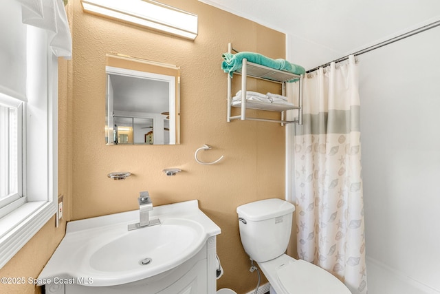full bath featuring vanity, toilet, and a shower with curtain