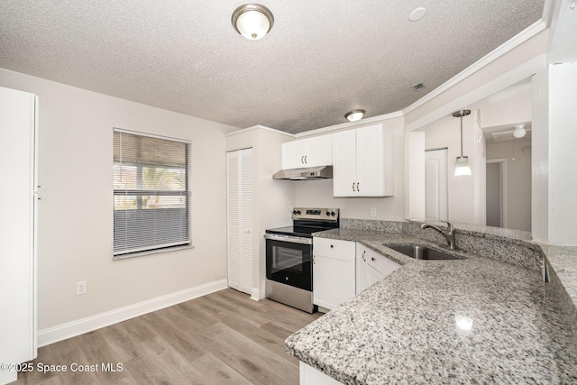 kitchen with stainless steel electric stove, a sink, under cabinet range hood, light wood-style floors, and a textured ceiling