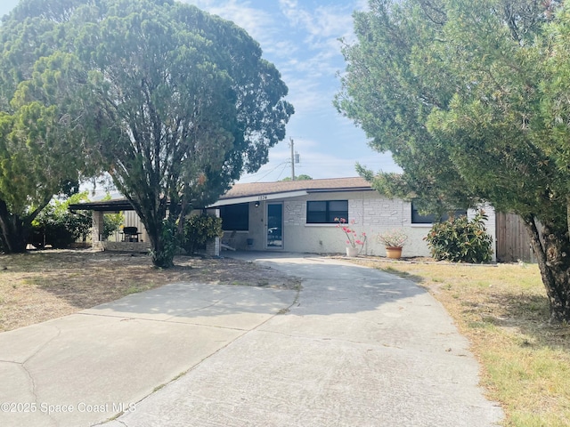single story home with driveway