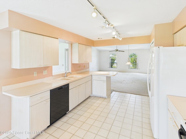 kitchen with a peninsula, a sink, freestanding refrigerator, ceiling fan, and dishwasher