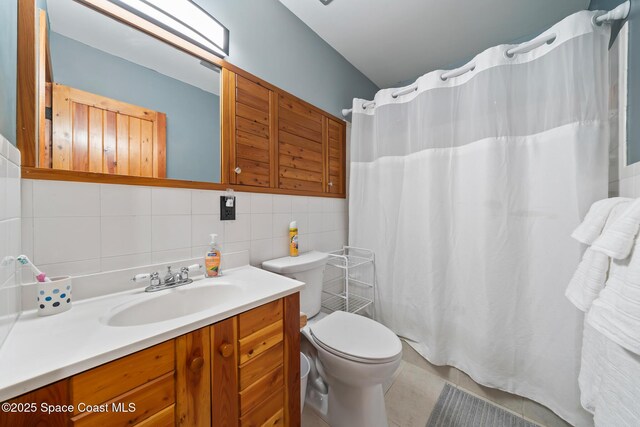 9633 Honeysuckle Dr, Sebastian, FL 32976 - full bathroom with toilet, tile walls, vanity, curtained shower, and backsplash