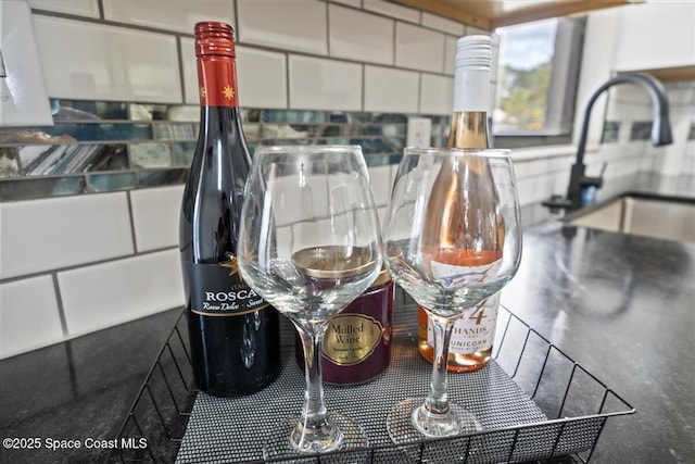 kitchen view of tasteful backsplash