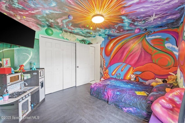 bedroom featuring a closet