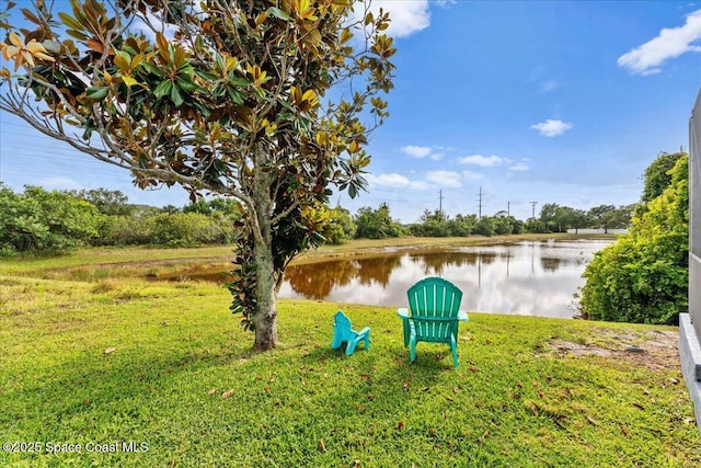 view of grassy yard featuring a water view