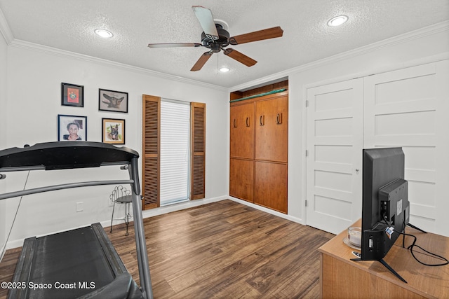 workout room featuring a textured ceiling, wood finished floors, a ceiling fan, crown molding, and recessed lighting