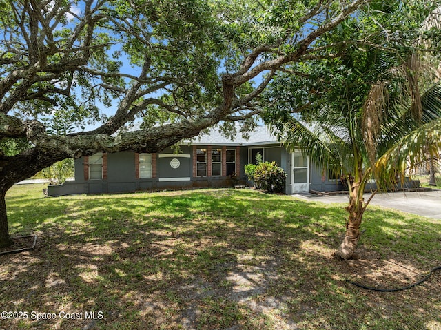 1554 Nona St NE, Palm Bay, FL 32907 - ranch-style house featuring a front lawn