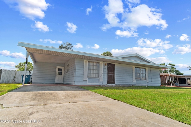 view of front facade featuring driveway and a carport