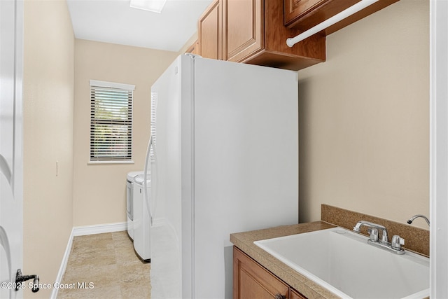7346 Gorda Peak Ct, Melbourne, FL 32940 - laundry area featuring washing machine and clothes dryer, baseboards, and cabinet space