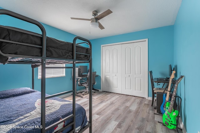 4920 48th Pl, Vero Beach, FL 32967 - bedroom featuring wood finished floors, a closet, a ceiling fan, a desk, and baseboards