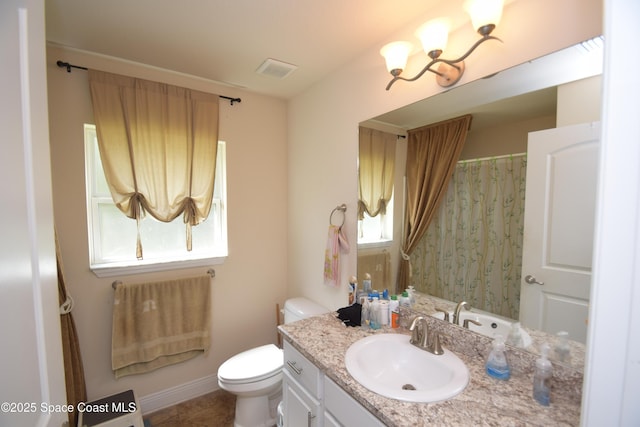 full bath with toilet, a chandelier, vanity, and a shower with curtain
