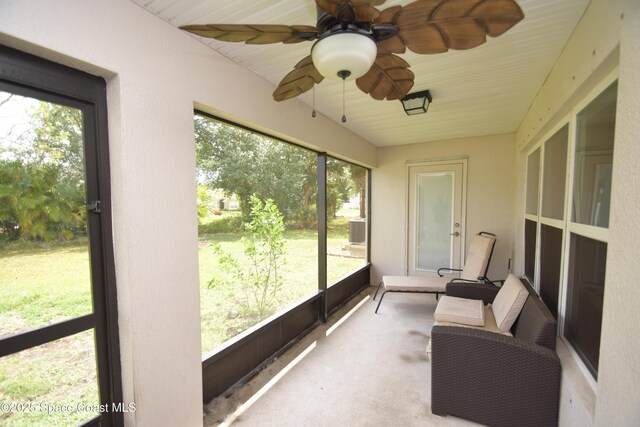 sunroom with ceiling fan