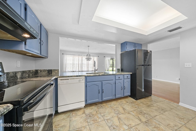 255 S Tropical Trl Unit B3, Merritt Island, FL 32952 - kitchen with black appliances, a sink, blue cabinetry, under cabinet range hood, and baseboards
