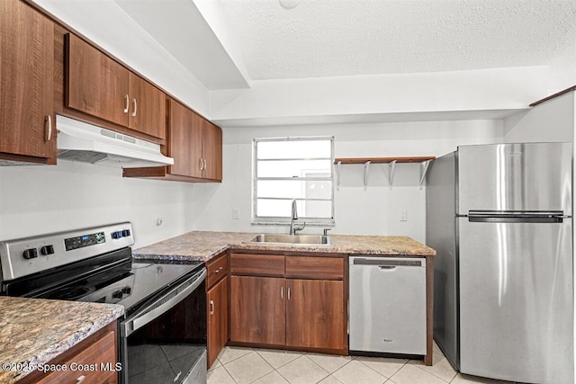 326 Brescia St NE, Palm Bay, FL 32907 - kitchen with stainless steel appliances, under cabinet range hood, a sink, a textured ceiling, and brown cabinets