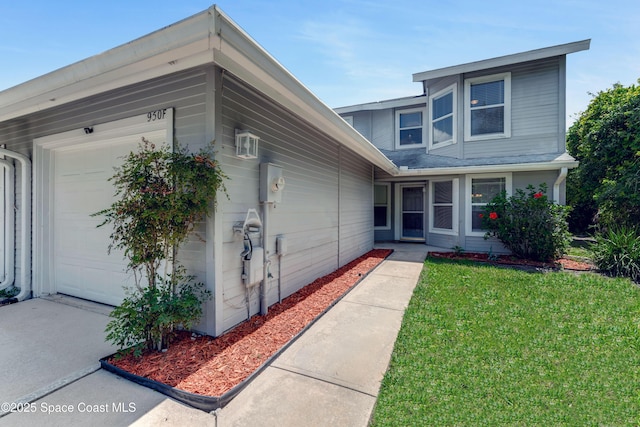 950 Vanessa Ct Unit F, Port Orange, FL 32127 - traditional-style home with an attached garage and a front yard