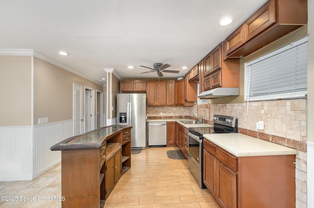 1751 5th Ct, Vero Beach, FL 32960 - kitchen with stainless steel appliances, a sink, a kitchen island, ceiling fan, and backsplash