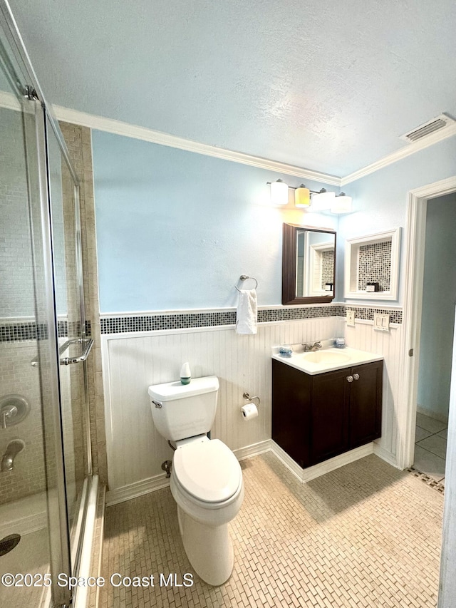 624 Ridge Club Dr Unit 86, Melbourne, FL 32934 - full bath with vanity, crown molding, a shower stall, toilet, and a textured ceiling