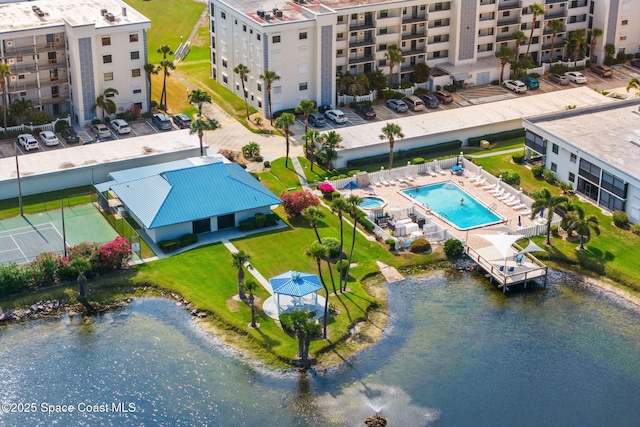 bird's eye view of a pool and apartment complex / building