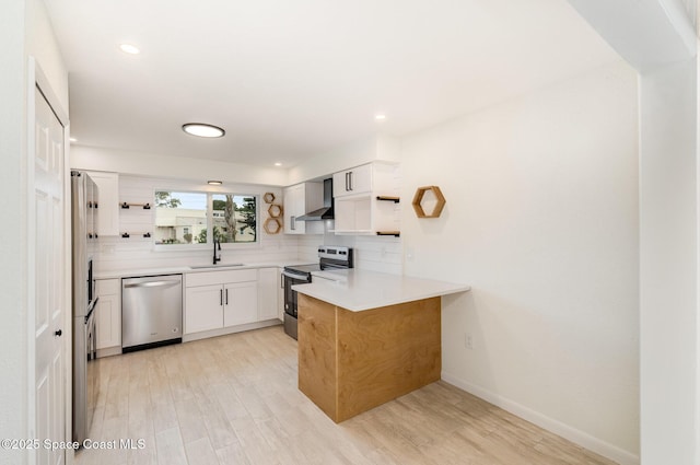 kitchen featuring stainless steel appliances, open shelves, a sink, a peninsula, and recessed lighting