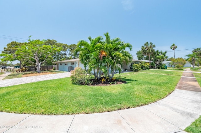 ranch-style house featuring driveway