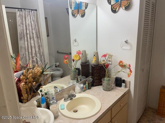 bathroom with vanity, a shower with curtain, and a closet