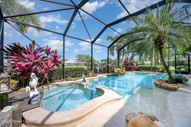 679 Sheridan Woods Dr, Melbourne, FL 32904 - view of swimming pool featuring a pool with connected hot tub
