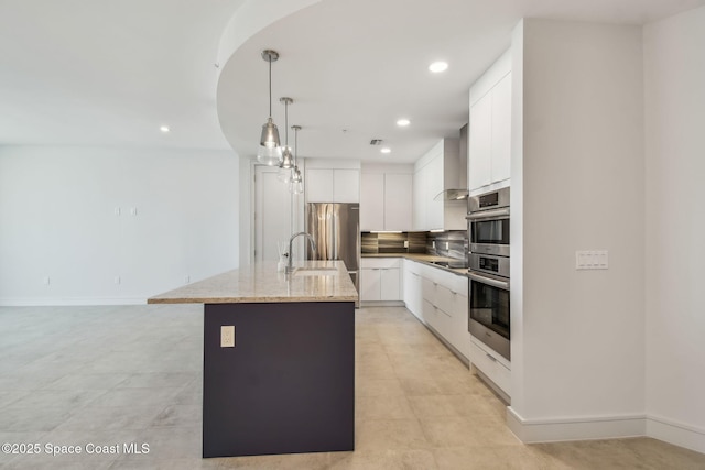 kitchen featuring a sink, modern cabinets, an island with sink, white cabinetry, and tasteful backsplash