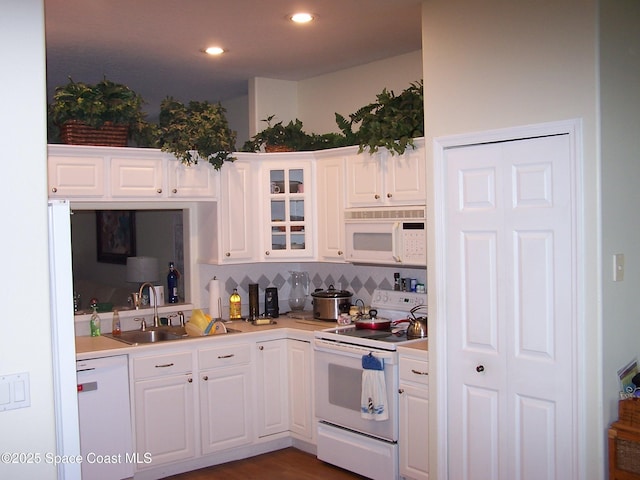 4077 Green Oak Dr, Melbourne, FL 32901 - kitchen featuring white appliances, a sink, tasteful backsplash, white cabinets, and recessed lighting