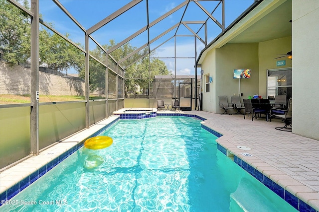 2648 Daulby St, Kissimmee, FL 34747 - view of pool featuring a patio, ceiling fan, a pool with connected hot tub, and a lanai